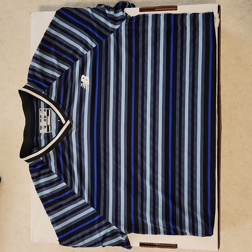 New Balace Men's Tennis V-Neck Size large blue/blue striped